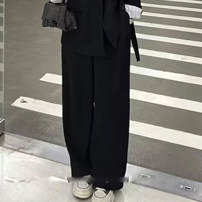 黒いパンツ