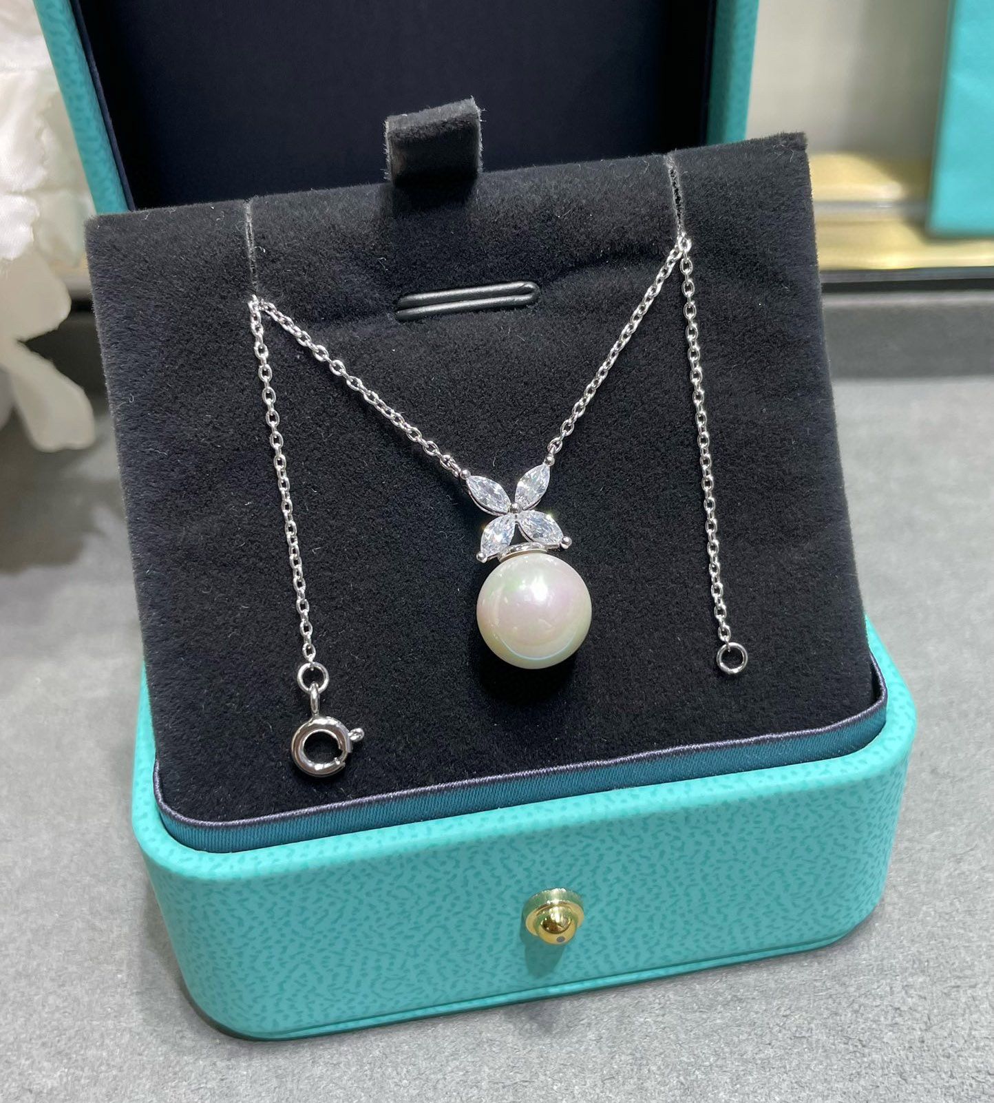 001 necklace+box