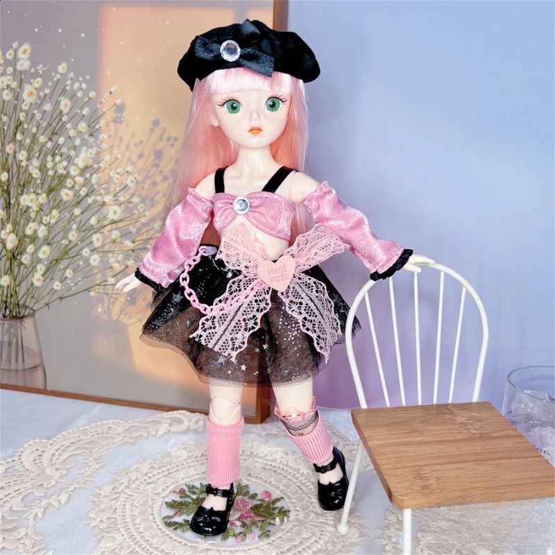 KK-19-DOLL والملابس