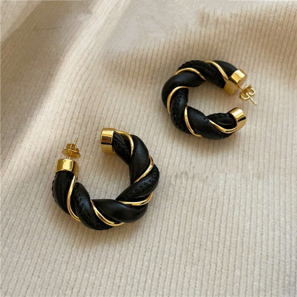 Pendientes de C B Negro