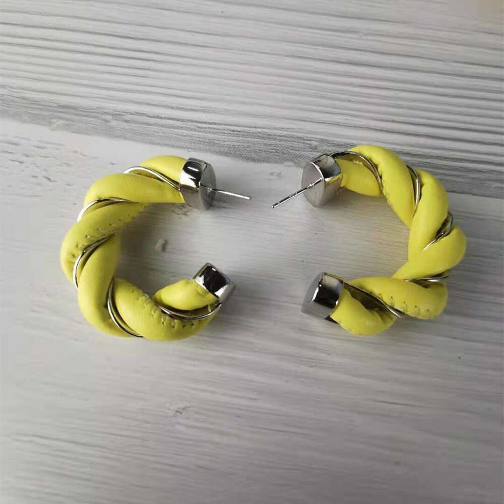 Pendientes en forma de C de color amarillo brillante