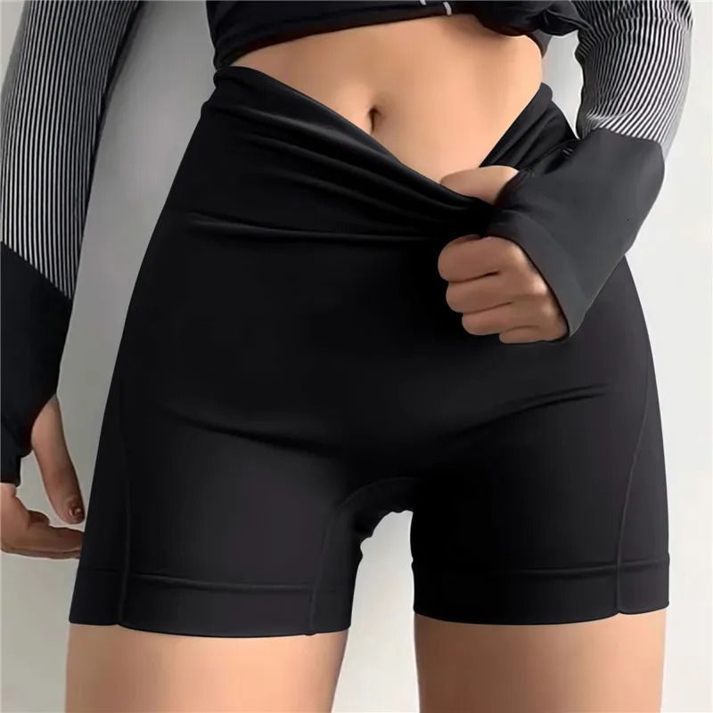 svarta shorts