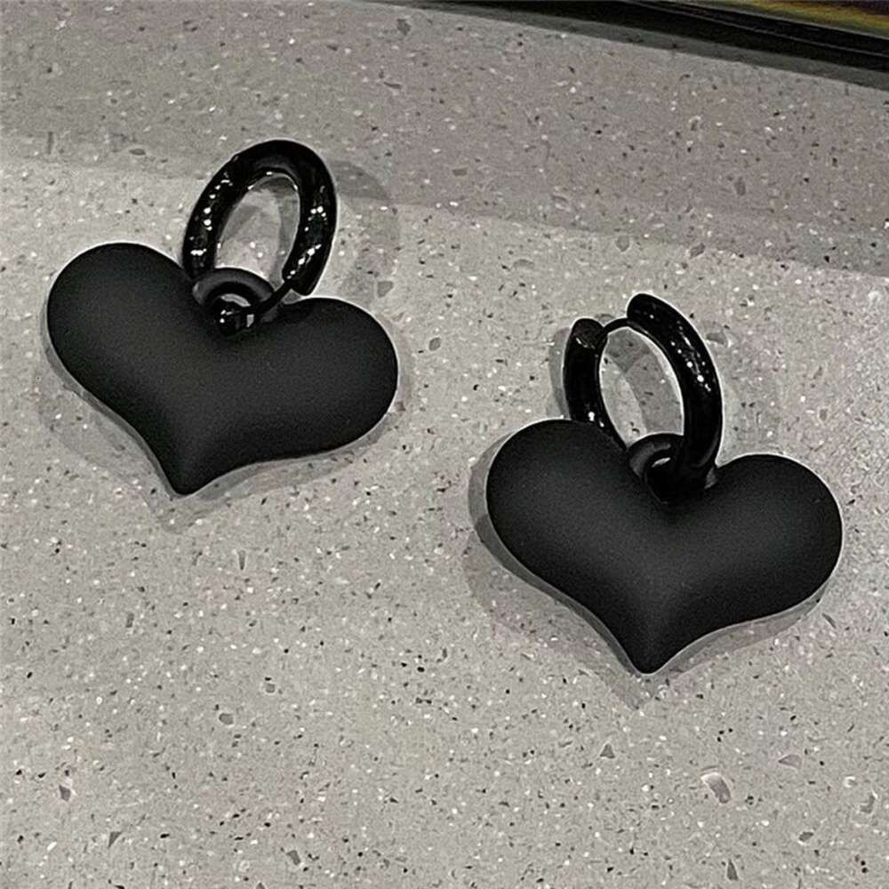 Para czarnych kolczyków w kształcie serca