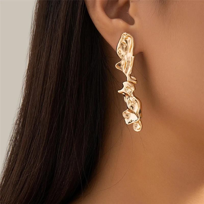 Des boucles d'oreilles en or