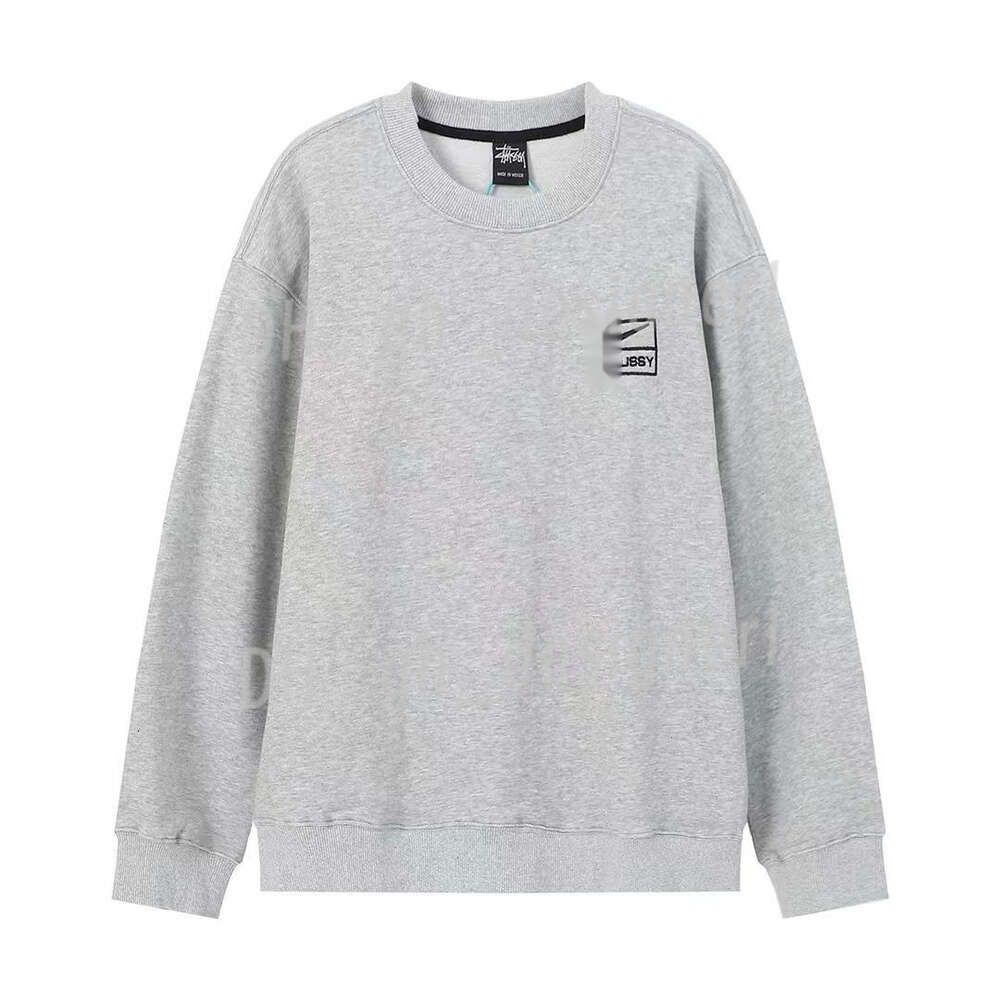 Grauer Pullover