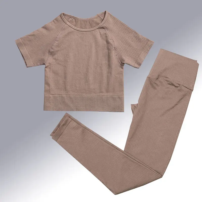 t-shirtPants brown