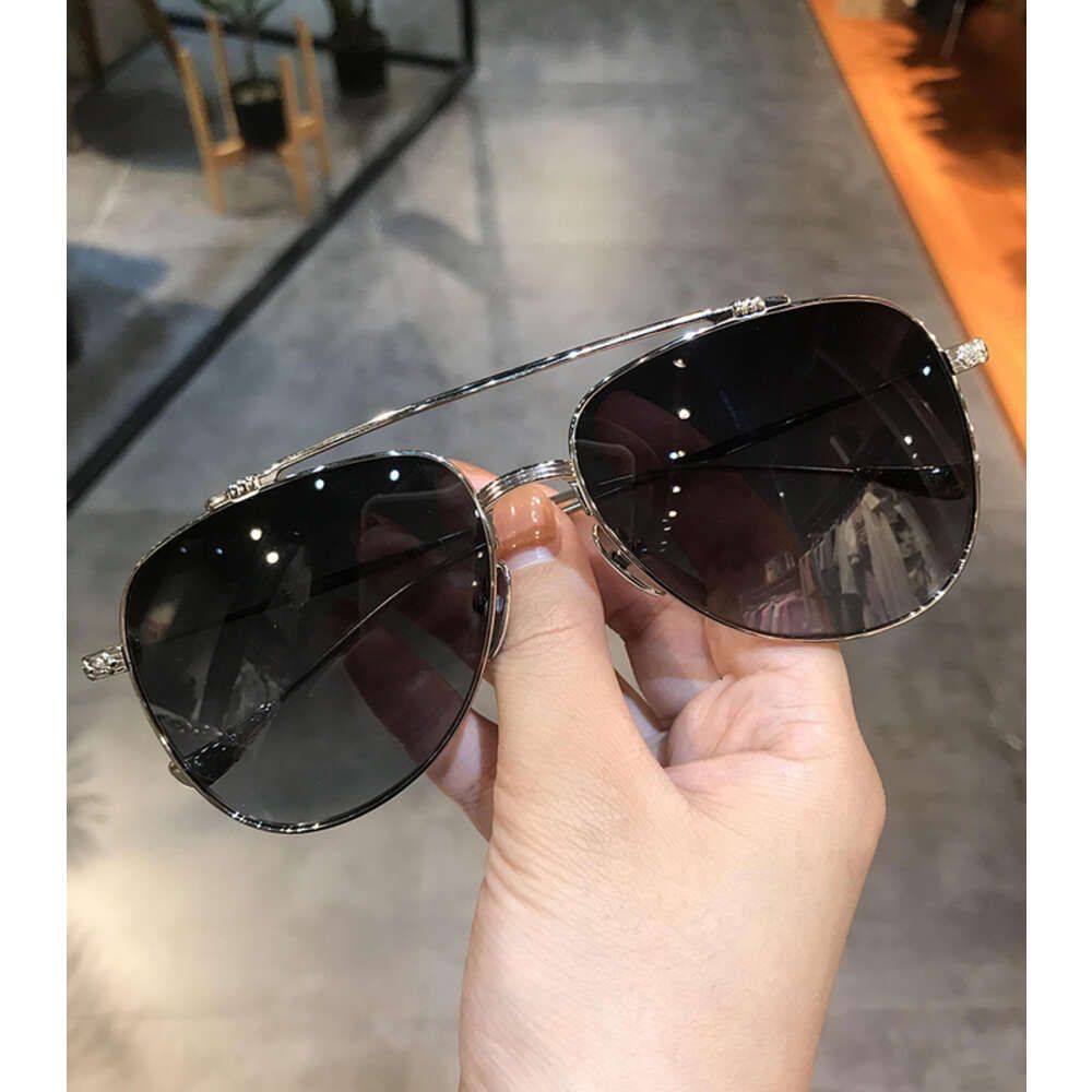 óculos de sol cinza com armação prateada em metal
