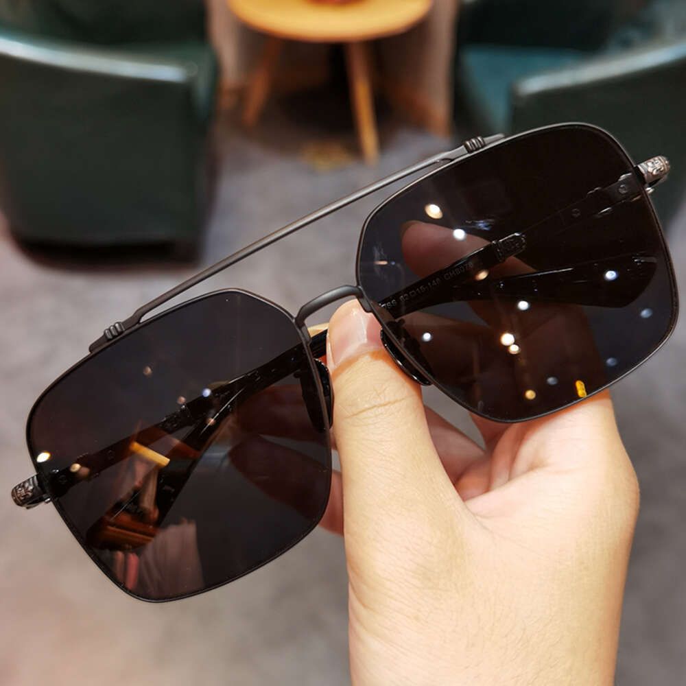 gafas de sol con montura negra