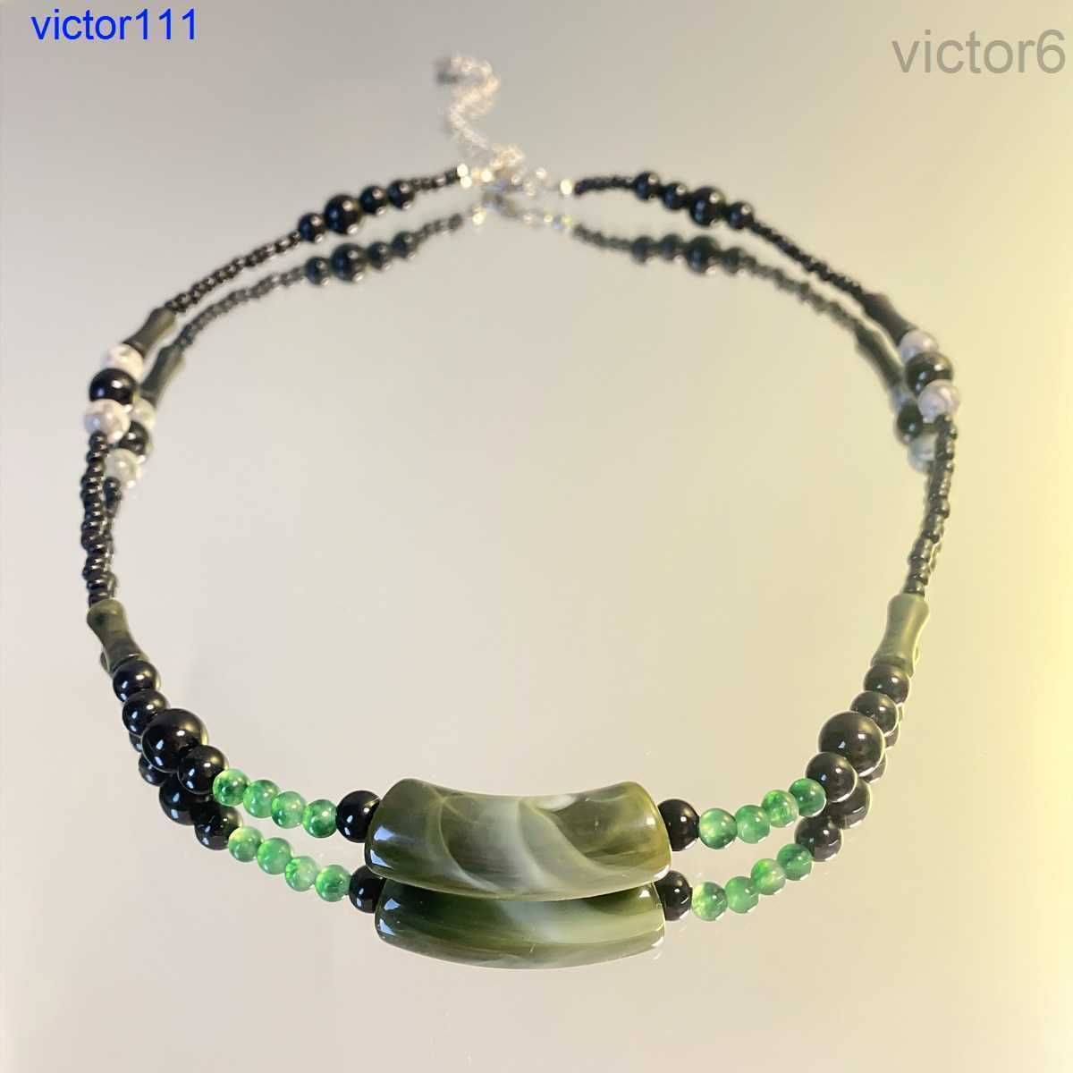 Collier de perles croissant vert foncé