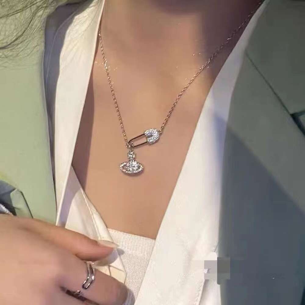 Collana con universo con spilla tempestata di diamanti