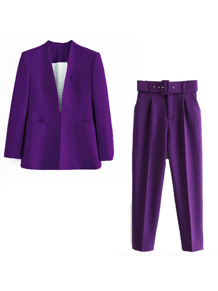 暗い紫色のスーツ