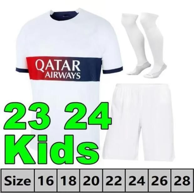 23-24 enfants loin + chaussettes