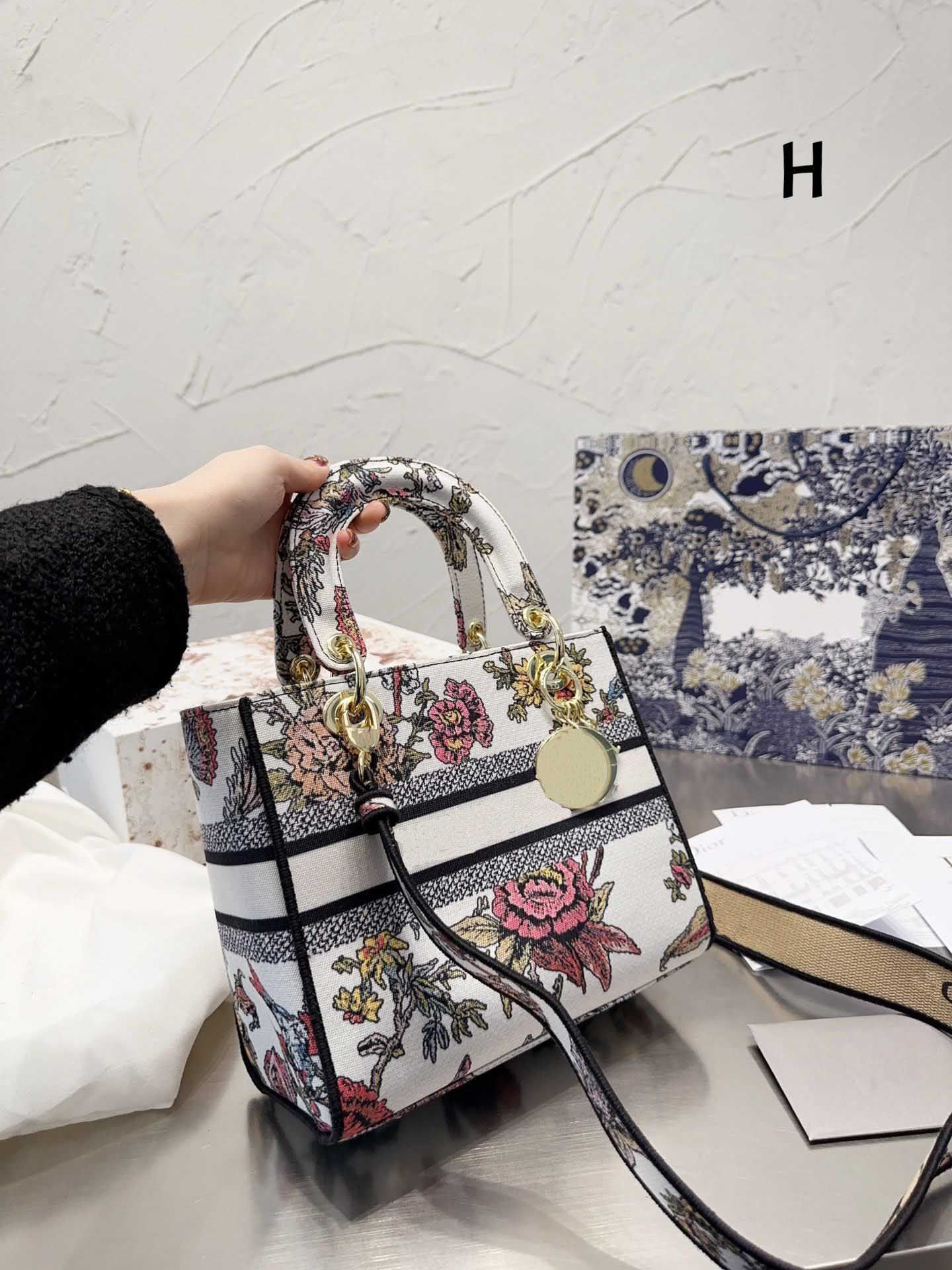 DD Senior Designer Fashion Pattern Bag Single Shoulder Messenger Handbag  Flying Bag Has Large Capacity And Various Colors From Qqbag, $58.89