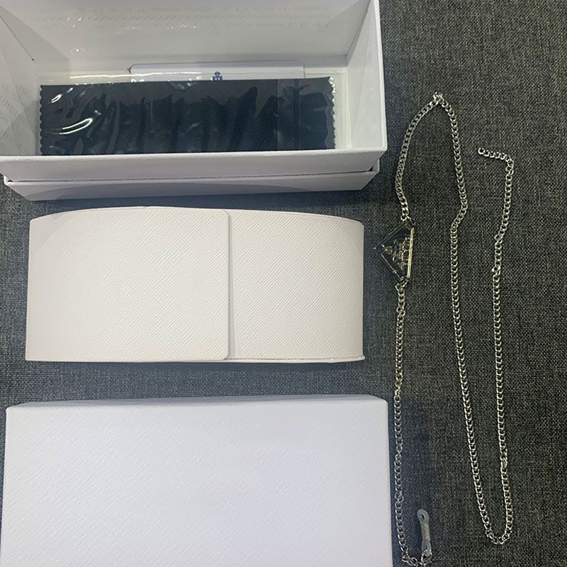 Białe pudełko i łańcuszek