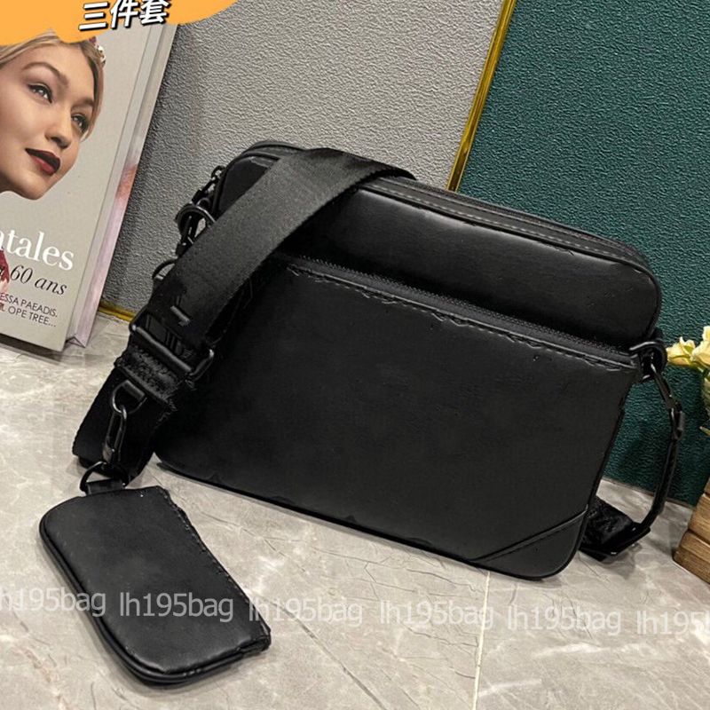 Louis Vuitton Messenger Duo en cuir avec facture