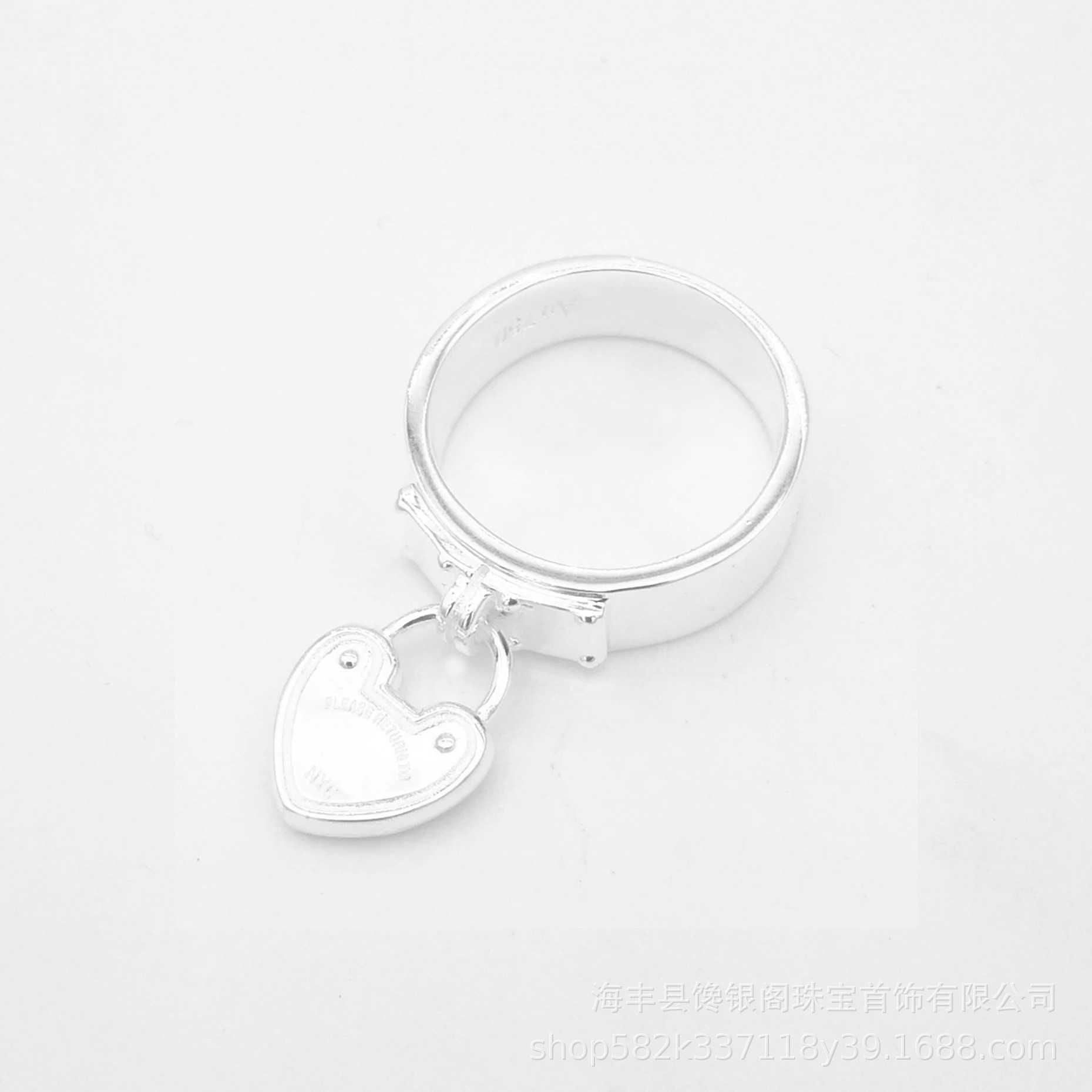 Anello con lucchetto a cuore in argento