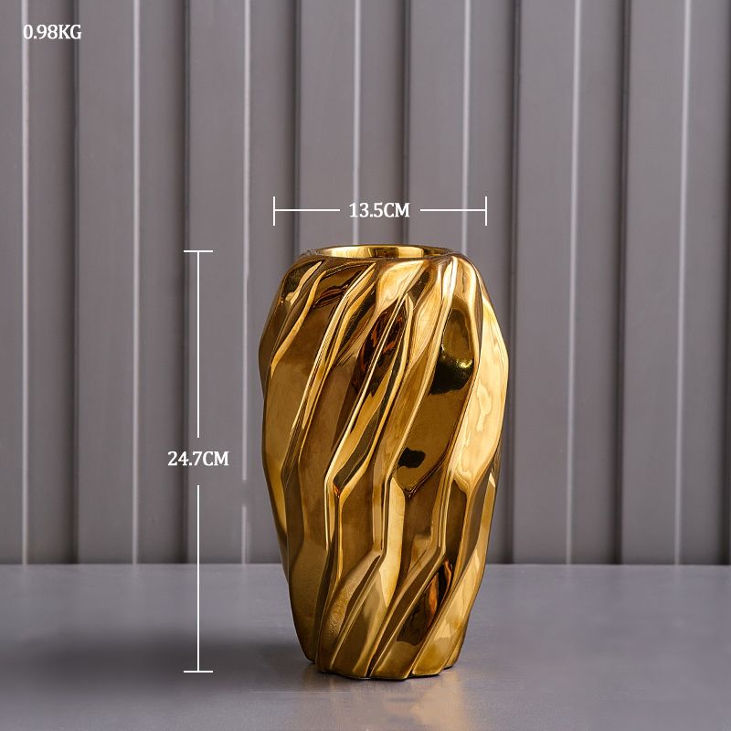 大きな金色の花瓶