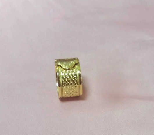 Un ensemble d'anneaux de dé à coudre en or