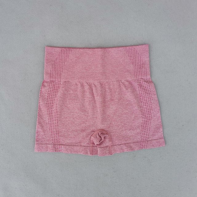 Розовые шорты