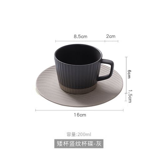 Tasse et soucoupe grises