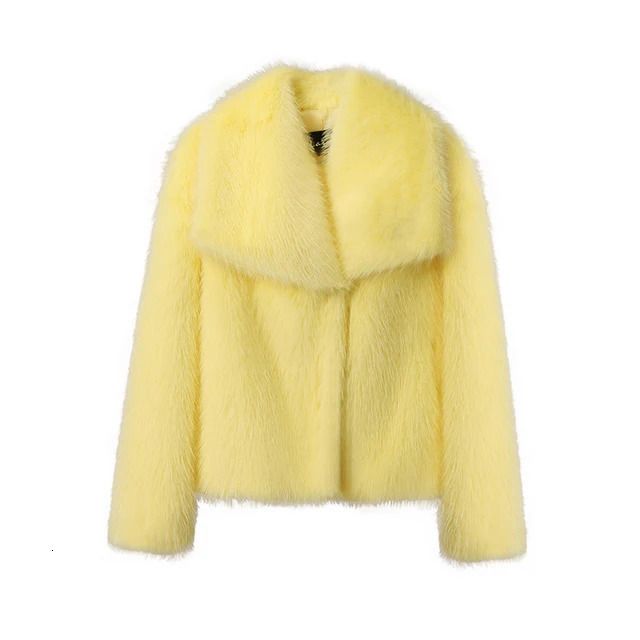 manteau de fourrure jaune