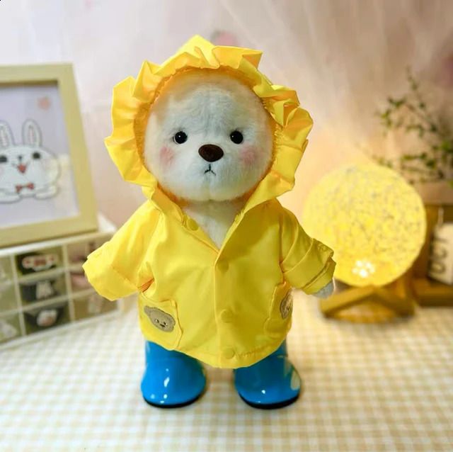 معطف مطر أصفر