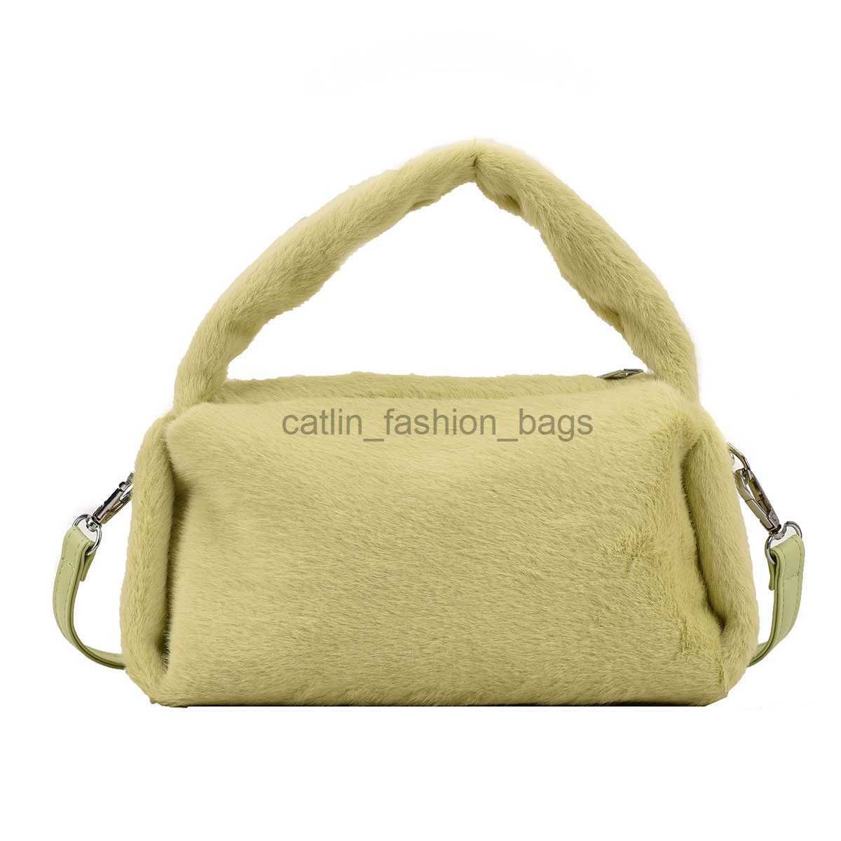 Bolso de hombro verde.