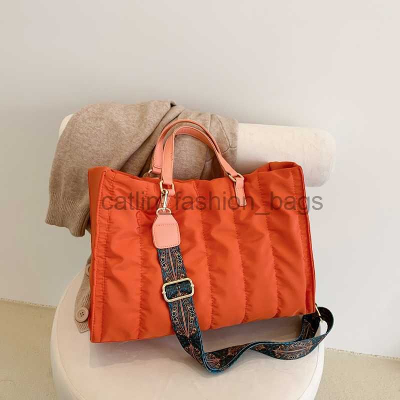 Sac à bandoulière orange.