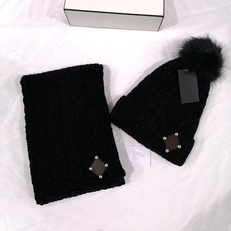 Nero: set da due pezzi con cappello e sciarpa in ciniglia