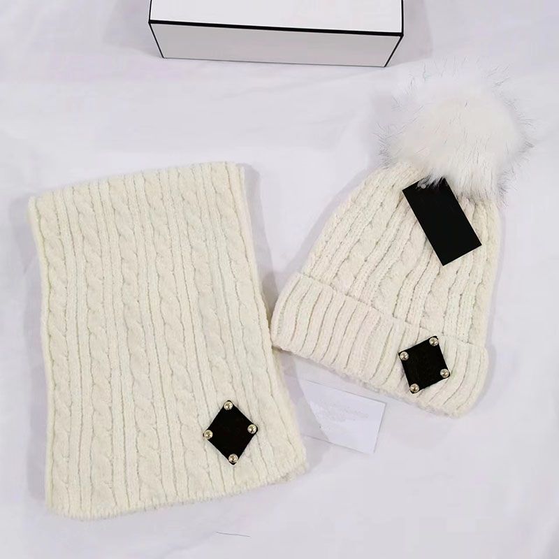 Bianco: set da due pezzi con cappello e sciarpa in ciniglia