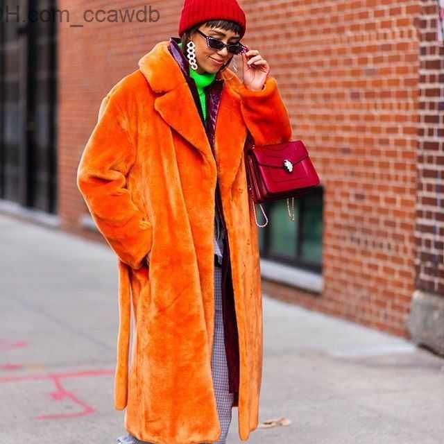 オレンジ色の毛皮のコート