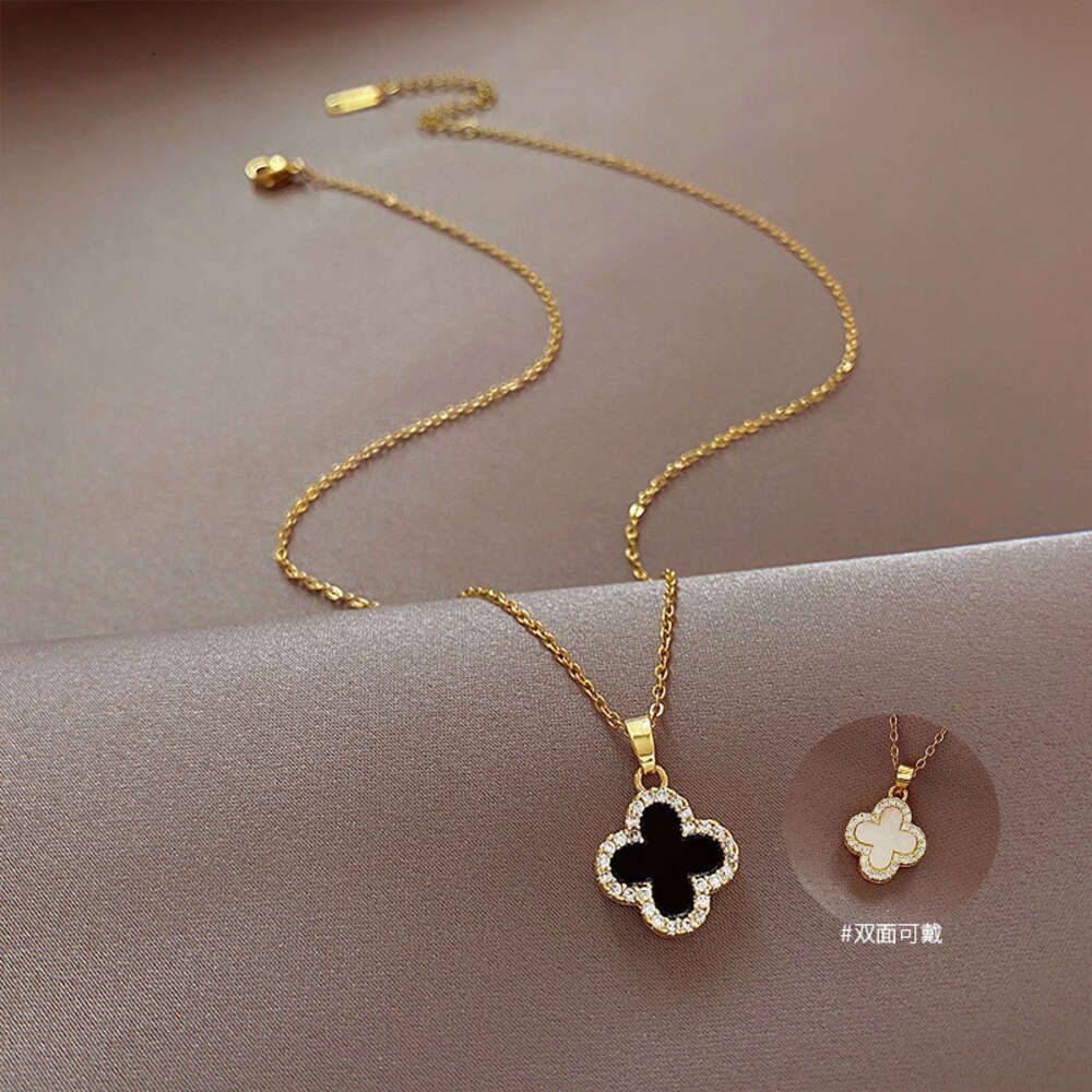 Four leaf clover double-sided wearable