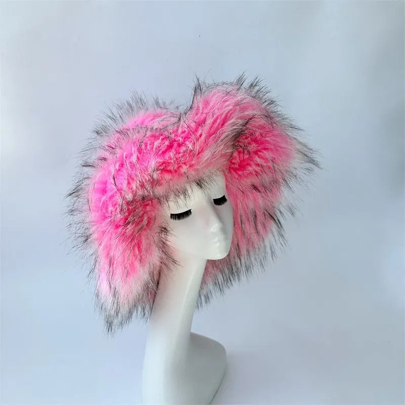 قبعة الفراء الوردي
