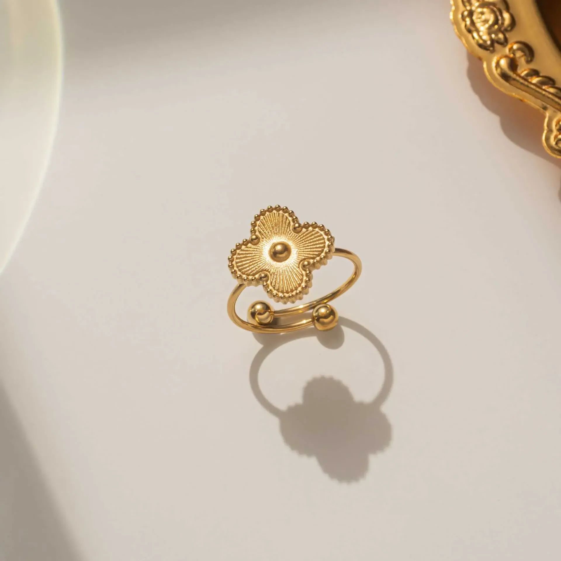 633 Apertura dell'anello di fiori d'oro