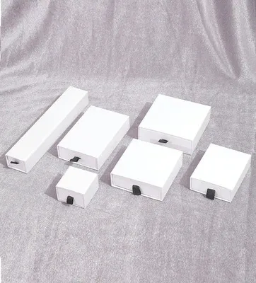 5 x 5 x 3,5 cm große Box. Individuelle weiße Box