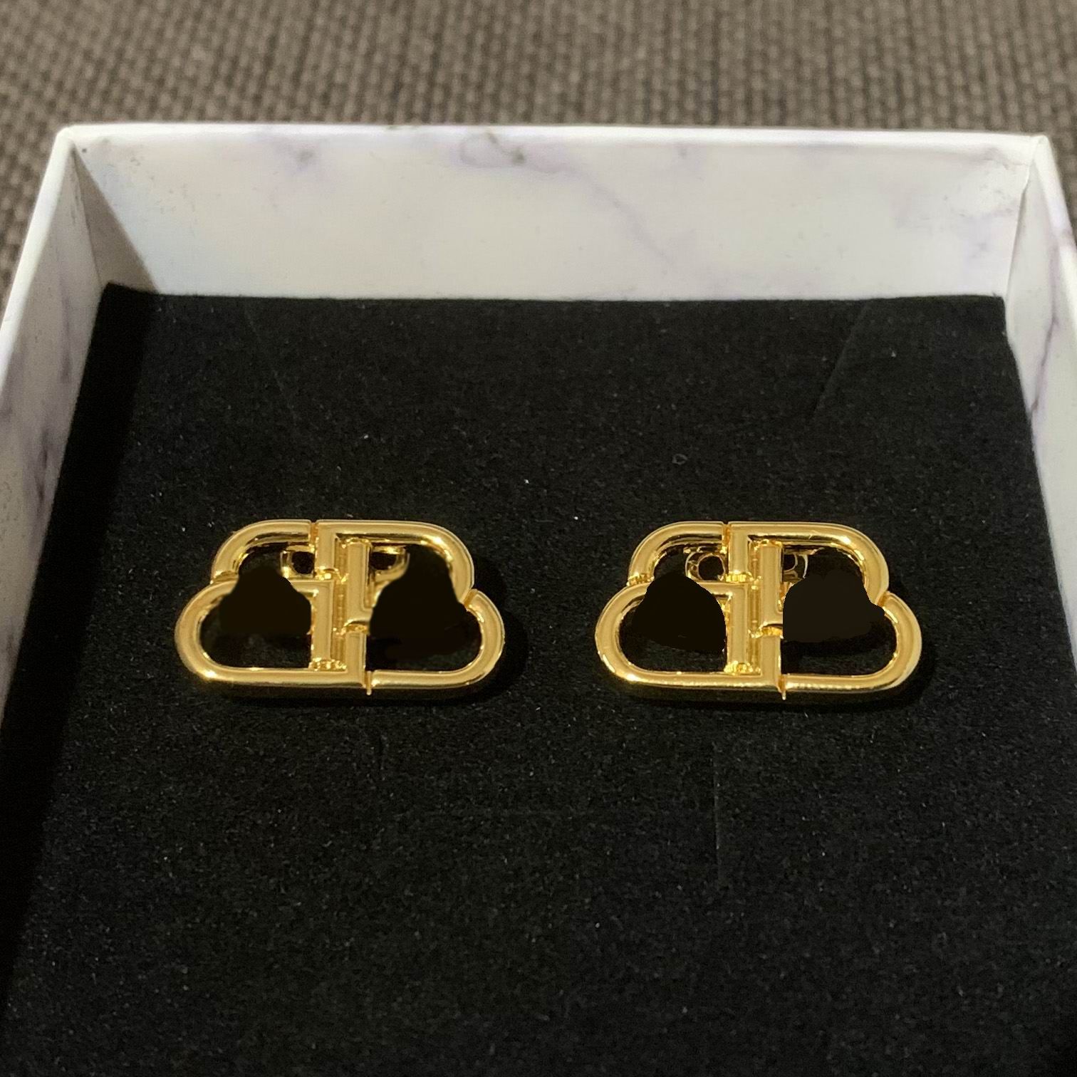 Gouden oorbellen logo met doos
