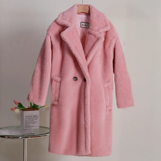 Розовое плюшевое пальто