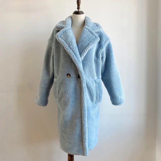 Синий плюшевый пальто
