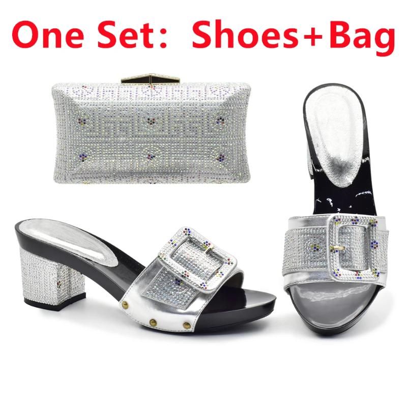 Chaussures en argent et sac