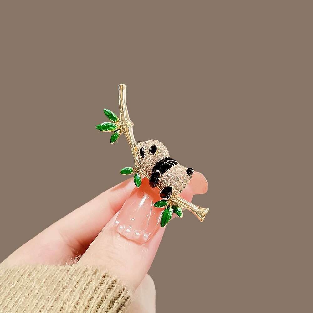 Red Panda Green Bamboo Brosch - Guld