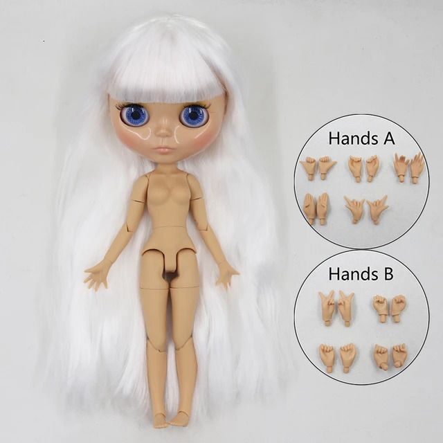 ヌード人形と手を持つ12