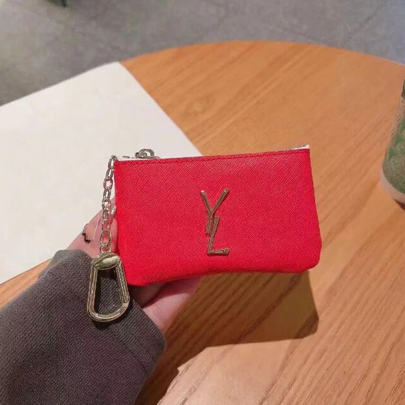 lettera Y rossa + logo