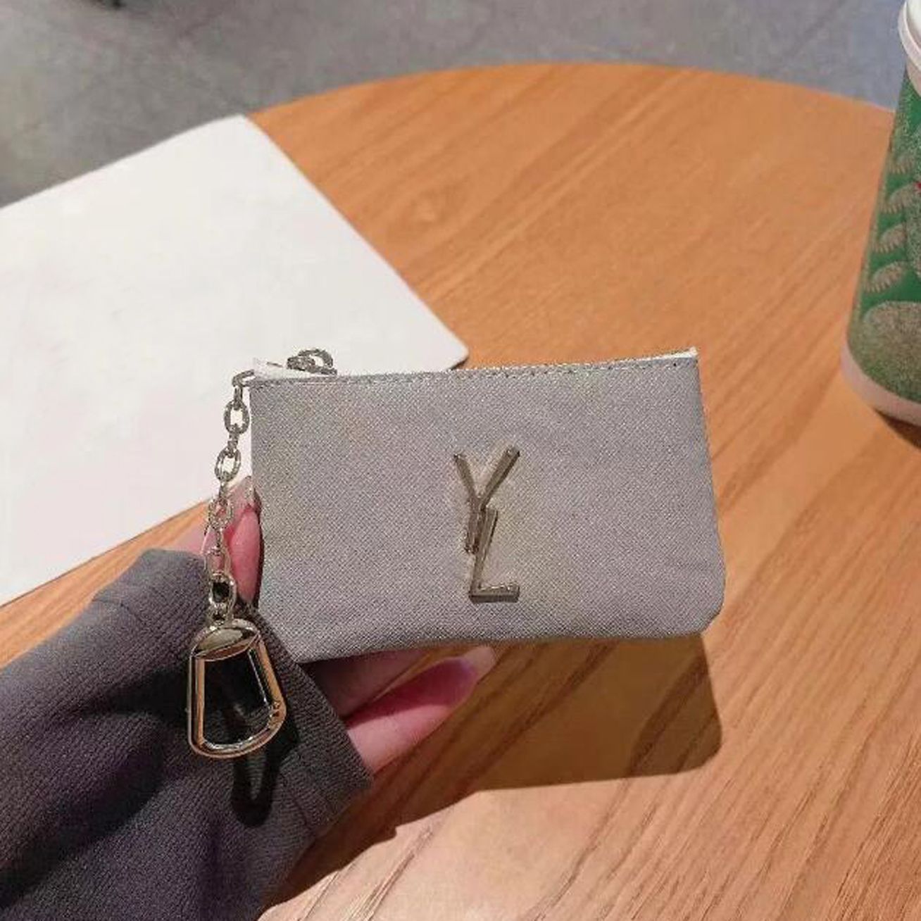lettera Y grigia + logo