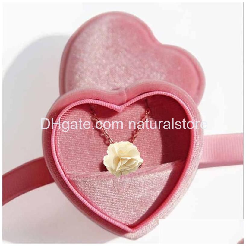 Boîte de pendentif rose avec ruban