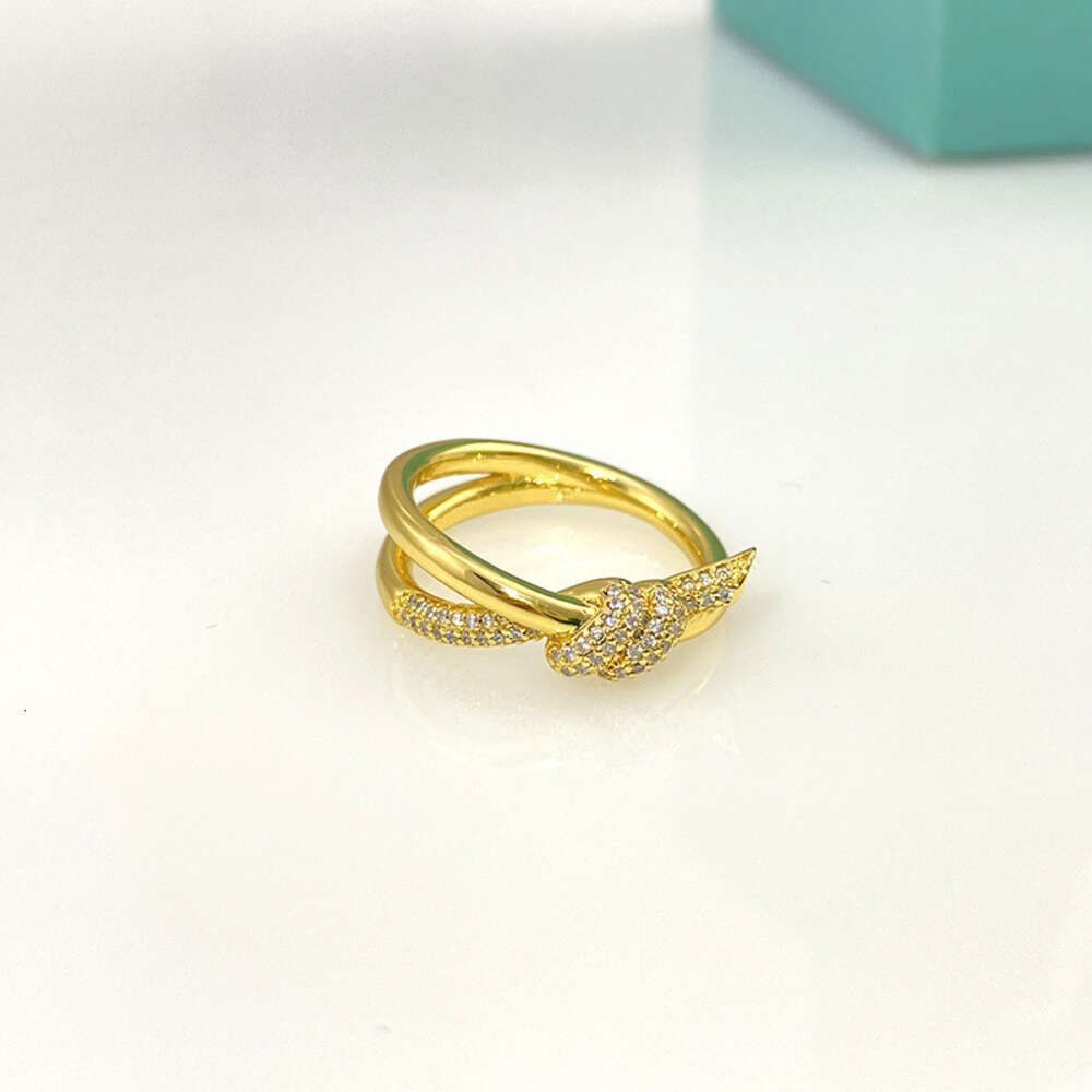 Golden. Diamant -Doppelringknotenring