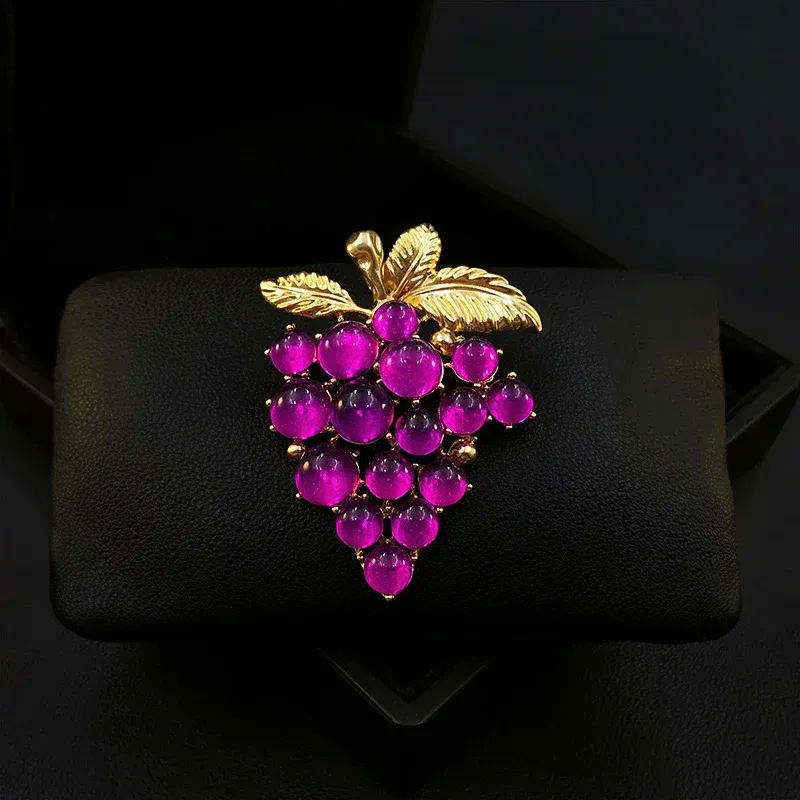 broche de raisin violet