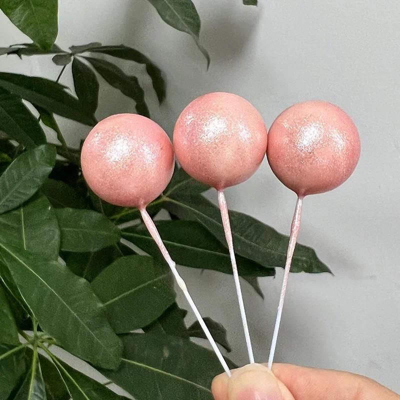 20 boules en or rose de 2 à 4 cm.