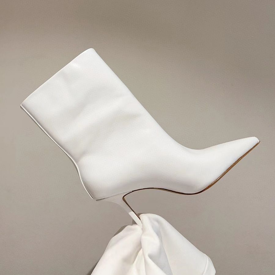 white+pointed toes