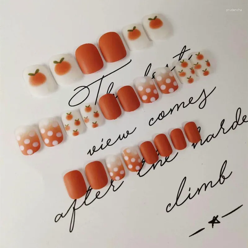 Un faux ongles