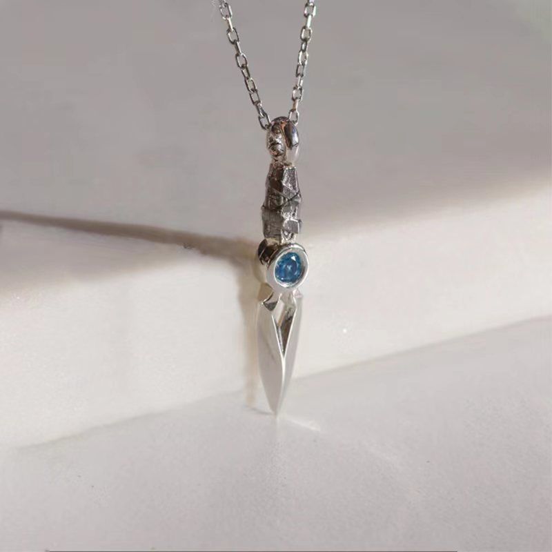 Collier avec pendentif en forme de poignard incrusté de zircone cubique bleue pour hommes et femmes, bijoux exquis pour joueurs_voghion.com